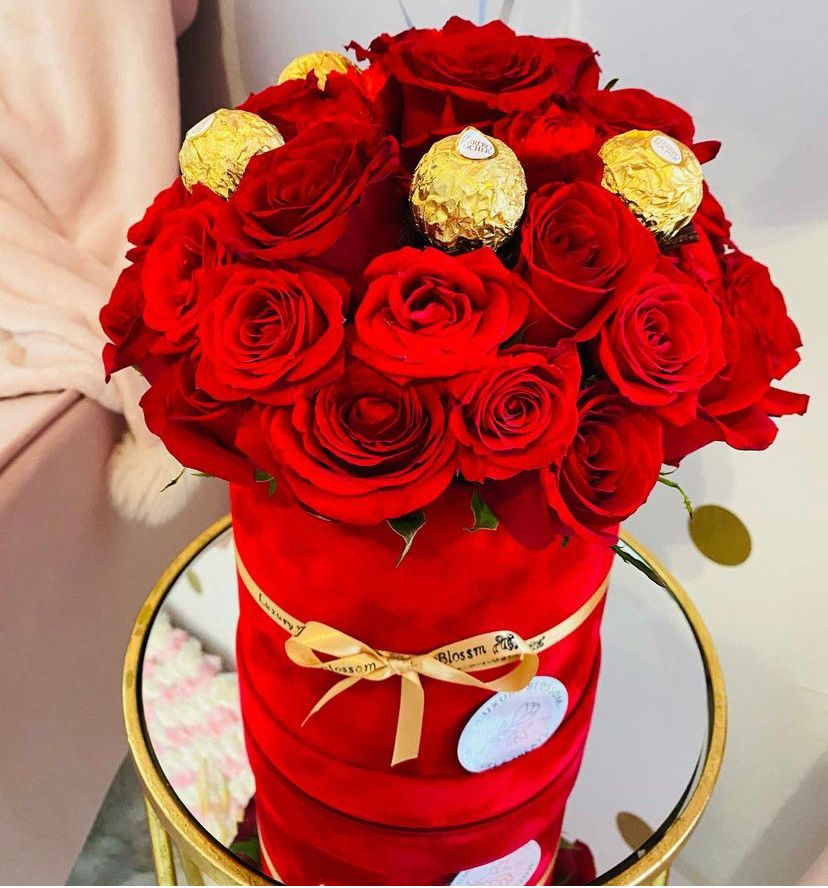 Red Medium velvet box with roses & ferrero rocher